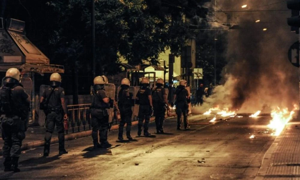 Εξάρχεια: Επίθεση κουκουλοφόρων σε διμοιρία των ΜΑΤ - Προσήχθησαν 15 άτομα